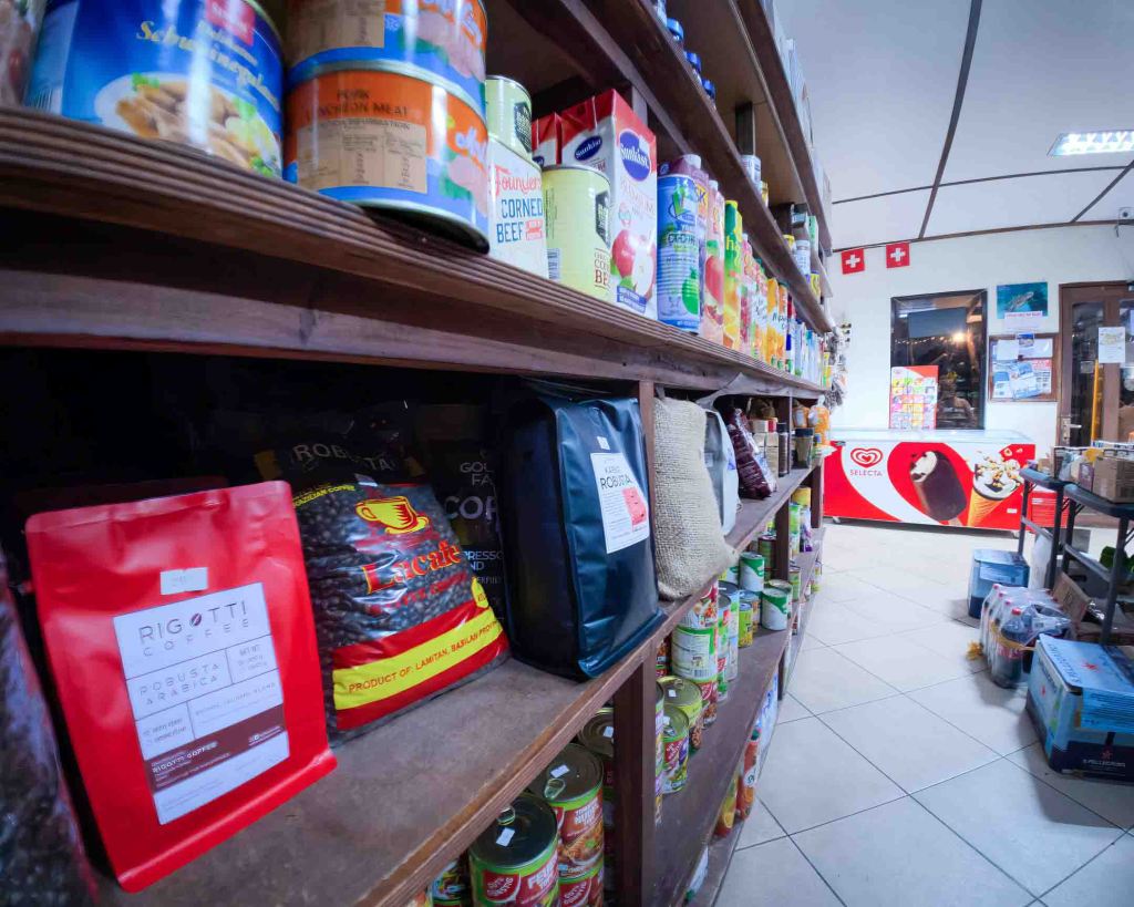 Close-up of premium coffee beans, including Rigotti coffee, available at the TipTop Delishop for home brewing.